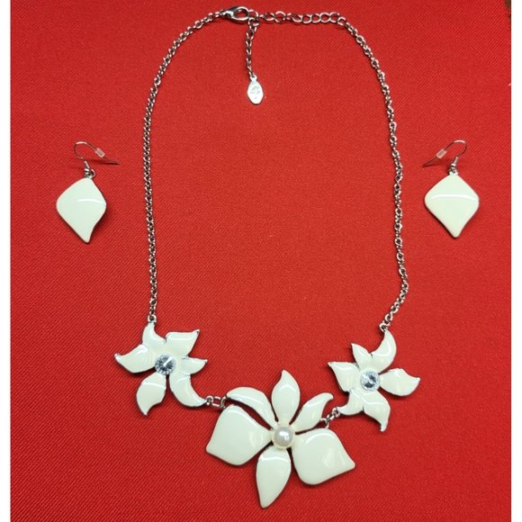 Charming Charlie Floral Earring & Necklace Set - Picture 12 of 14